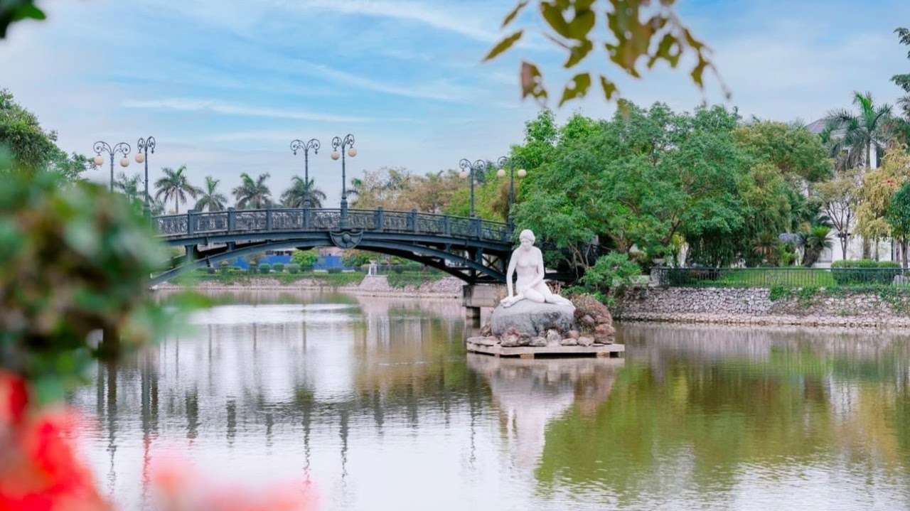 Tượng điêu khắc Aurona